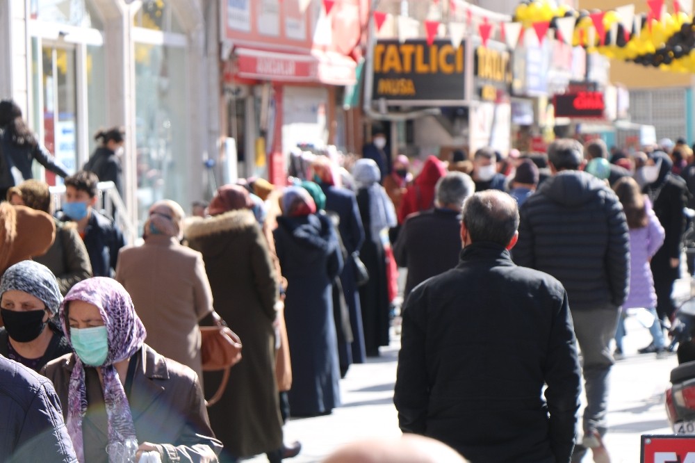 Virüse aldırmadan kuyruğa girdiler
