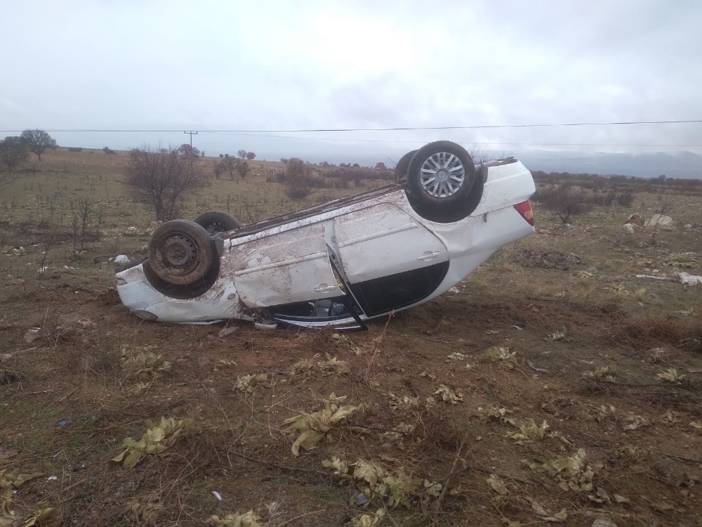 Yağış kaza getirdi, takla atan otomobilden sağ kurtuldu
