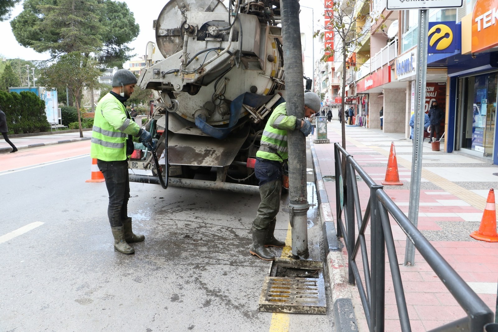 Yağmur suyu ızgaraları temizleniyor
