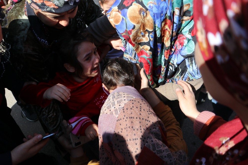 Yangından etkilenip ağlayan çocuklarını teselli etti
