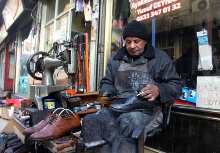 Yarım asırdır baba mesleği olan ayakkabı tamirciliğini icra ediyor