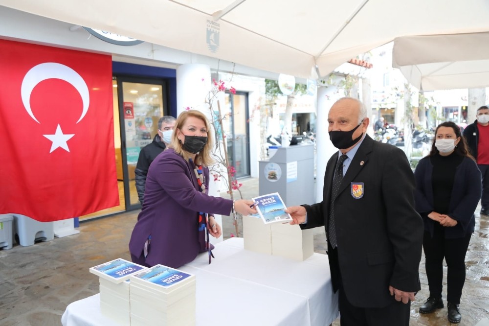 Yaşlılara Saygı Haftası´nda Cevat Şakir kitabı hediye edildi
