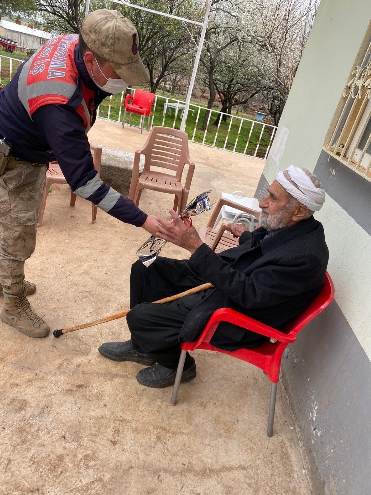 Yaşlılara saygı haftasında Jandarma´dan örnek davranış
