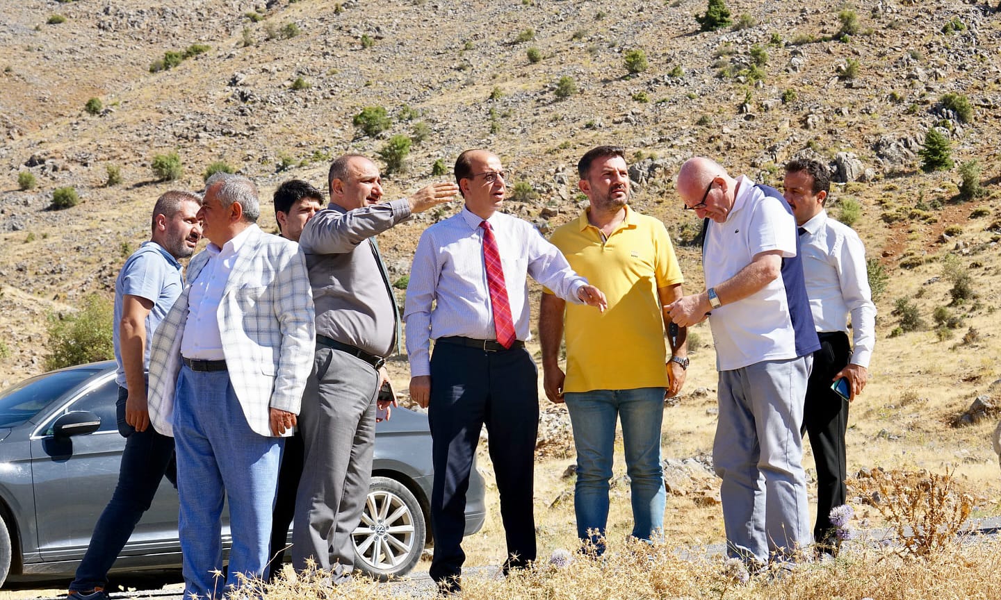 Yeşilyurt Belediyesi Gençlere Futbol Sahası Kazandırıyor