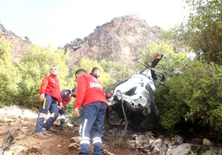 Yoldan çıkan araç 350 metre yükseklikten ormanlık alana uçtu: 1ölü