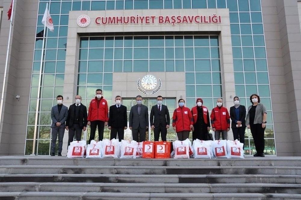 Yükümlülerin çocuklarına giysi yardımı
