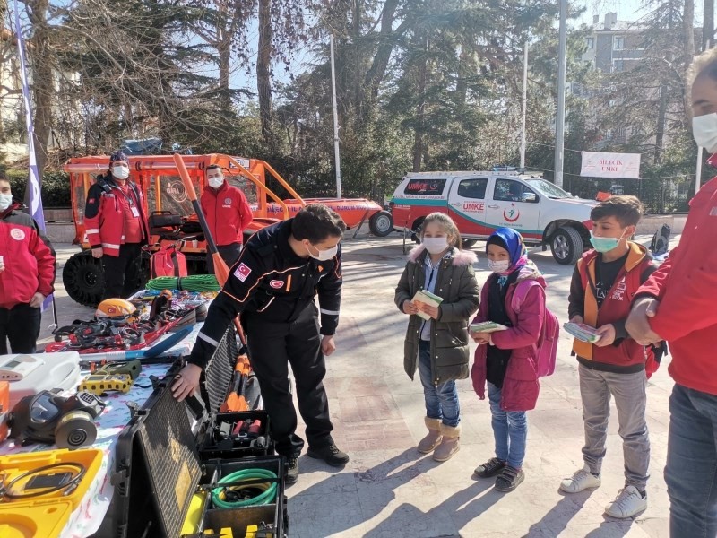 Yüzlerce öğrenciye deprem hakkında bilgi verildi
